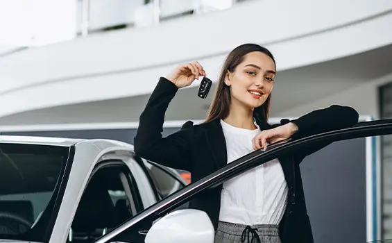 Image d'une personne qui donne des clefs de voiture