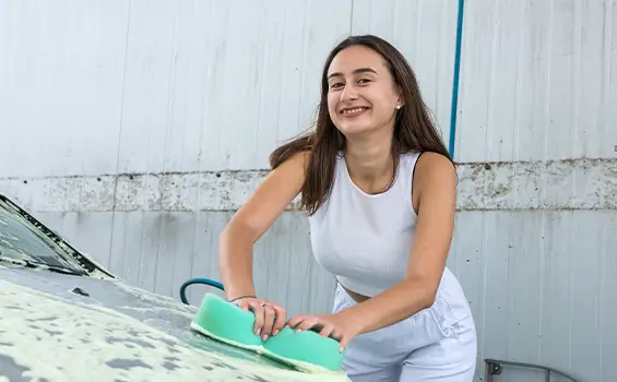 Image d'une personne qui nettoie une voiture