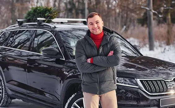 Image d'une personne devant une voiture noir